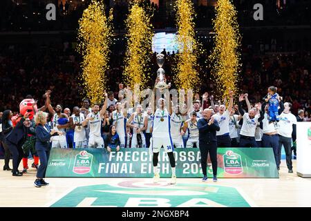 Turin, Italien. 19. Februar 2023. VIRTUS SEGAFREDO BOLOGNA gegen GERMANI BASKETBRESCIA, auf dem Foto David Moss hebt den Italian Cup Editorial Use Only Credit: Independent Photo Agency/Alamy Live News Stockfoto