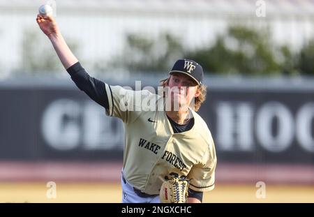 19. Februar 2023: Der zweite Studienjahr der Wake Forest University Michael Massey (30) war der erste Pitcher für Wake. Wake Forest gewann 18:3. NCAA-Baseballspiel zwischen Youngstown University und Wake Forest University im David F. Couch Ballpark, Winston Salem. North Carolina. David Beach/CSM Stockfoto