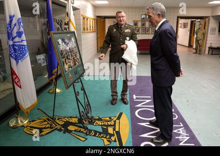 USA Generalmajor Greg Knight, Adjutant General der Nationalgarde von Vermont, präsentiert dem Gouverneur von Vermont, Phil Scott, ein Foto der Soldaten von Vermont in Camp Johnson, Colchester, November 30. Das Foto wurde in einem C-17-Militärtransportflugzeug aufgenommen, das viele NATO-Soldaten aus Afghanistan brachte, als die Operation Allies Refuge abgeschlossen wurde, darunter mehrere Soldaten aus Vermont. Stockfoto