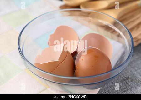 Eierschalen in einer weißen Schale auf dem Tisch Stockfoto