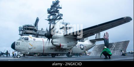 221130-N-UF592-1761 PHILIPPINE SEA (30. November 2022) A C-2A Greyhound, angeschlossen an die Anbieter der Fleet Logistics Support Squadron (VRC) 30, det. 5, bereitet den Start vom Flugdeck der USA vor USS Ronald Reagan (CVN 76), der einzige Flugzeugträger der Navy während des Flugbetriebs in der Philippinischen See, November 30. VRC 30 ist eines von nur zwei für den Frachtführer qualifizierten Logistikteams, die der Carrier Strike Group (CSG) 5 mit Vorräten, Personal und logistischer Unterstützung zur Seite stehen. Ronald Reagan, das Flaggschiff der CSG 5, ist eine kampfbereite Truppe, die die United Sta schützt und verteidigt Stockfoto