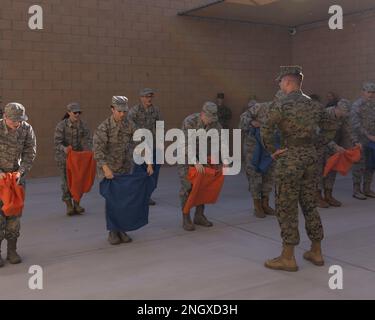 Kadetten des Basha High School Air Force Junior Reserve Officers’ Training Corps (JROTC) werden während ihres Besuchs in MCAS Yuma, Arizona, am 30. November 2022 in einer simulierten Umgebung in der Station stationiert. Kadetten der Basha High School JROTC erhielten die Gelegenheit, mehr über die Karrieren des Marine Corps zu erfahren. Air Force JROTC, Arizona, MCAS Yuma, Marine Corps Air Station Yuma, Marines, USMC, Stockfoto