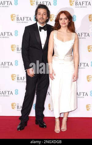 Diego Luna (links) und Olivia Cooke im Pressesaal bei den British Academy Film Awards 76., die in der Royal Festival Hall des Southbank Centre in London abgehalten werden. Foto: Sonntag, 19. Februar 2023. Stockfoto