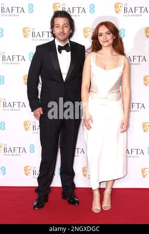 Diego Luna (links) und Olivia Cooke im Pressesaal bei den British Academy Film Awards 76., die in der Royal Festival Hall des Southbank Centre in London abgehalten werden. Foto: Sonntag, 19. Februar 2023. Stockfoto