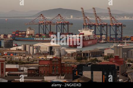 Kapstadt Südafrika. 2023. Anlegestellen von Containerschiffen neben dem Containerterminal mit Unterstützung durch Schlepper. Stockfoto