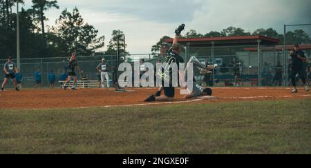 Ein Soldat, der dem 2. Bataillon, dem 69. Rüstungsregiment, dem 2. Kampfteam der Panzerbrigade, der 3. Infanteriedivision zugeteilt wurde, hat seinen Gegner während des Marne Week Softball Tournament am 30. November 2022 in Fort Stewart, Georgia, auf der dritten Base festgehalten. Wettkämpfe sind ein Test für Beständigkeit und Robustheit und bilden einen grundlegenden Bestandteil der Marne Week der Division. Stockfoto