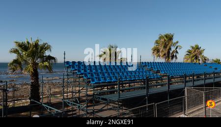 Kapstadt, Südafrika. 2023. Leere blaue Plastikstühle, die in Einheiten entlang einer Kapstadt-Straße angeordnet sind. Stockfoto