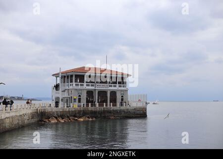 Moda Pier, Moda ist ein Viertel im Kadıkoy-Viertel von Istanbul, Türkei. Stockfoto