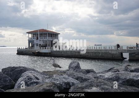 Moda Pier, Moda ist ein Viertel im Kadıkoy-Viertel von Istanbul, Türkei. Stockfoto