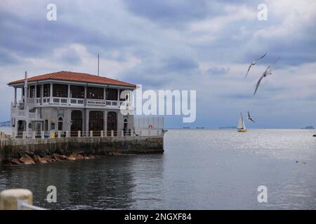 Moda Pier, Moda ist ein Viertel im Kadıkoy-Viertel von Istanbul, Türkei. Stockfoto