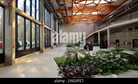 Lodz, Polen. 16. Februar 2023 Orientarium Zoo Lodz. Terrassengebäude Stockfoto