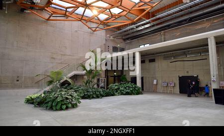 Lodz, Polen. 16. Februar 2023 Orientarium Zoo Lodz. Terrassengebäude Stockfoto