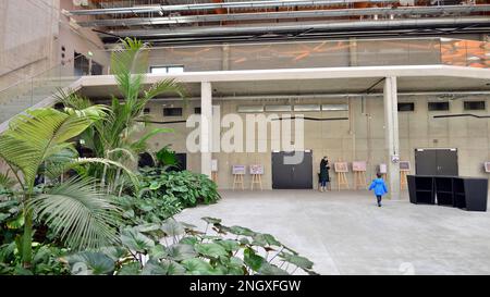 Lodz, Polen. 16. Februar 2023 Orientarium Zoo Lodz. Terrassengebäude Stockfoto