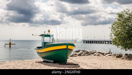 Fischerboot am Strand an der Ostsee. Reiseziel Gdynia Orlowo, Polen. Panoramablick Stockfoto