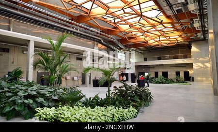 Lodz, Polen. 16. Februar 2023 Orientarium Zoo Lodz. Terrassengebäude Stockfoto