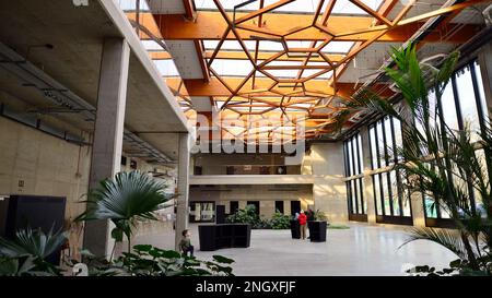 Lodz, Polen. 16. Februar 2023 Orientarium Zoo Lodz. Terrassengebäude Stockfoto