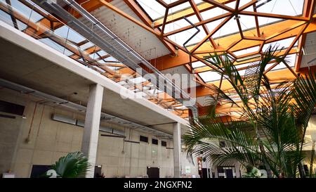 Lodz, Polen. 16. Februar 2023 Orientarium Zoo Lodz. Terrassengebäude Stockfoto