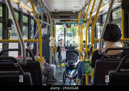 Toronto, Kanada - 09 01 2018: Passagiere im Toronto Transit Commission Bus. Fahrer können ihre Preise mit Presto Card über drahtlose Validatoren bezahlen Stockfoto