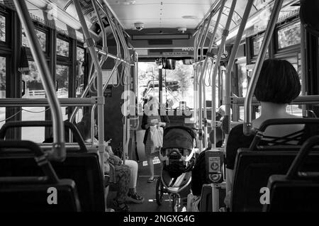 Toronto, Kanada - 09 01 2018: Passagiere im Toronto Transit Commission Bus. Fahrer können ihre Preise mit Presto Card über drahtlose Validatoren bezahlen Stockfoto