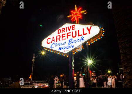 LAS VEGAS, NEVADA, USA - 11. November 2022: Schild für die Ausfahrt Las Vegas auf der Rückseite des berühmten Willkommensschilds Stockfoto