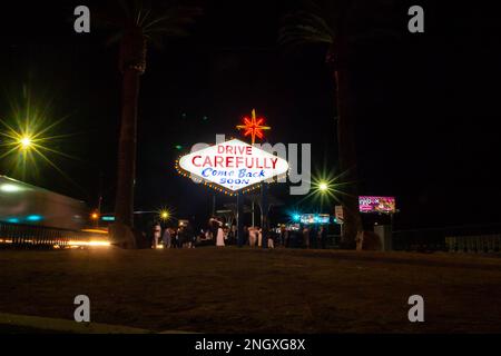 LAS VEGAS, NEVADA, USA - 11. November 2022: Schild für die Ausfahrt Las Vegas auf der Rückseite des berühmten Willkommensschilds Stockfoto