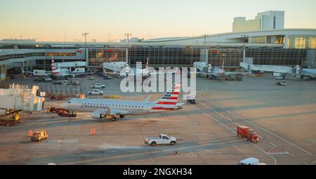 Dallas, Texas, 23 01 26, American Airlines, Parkplatz für Flugzeuge bei Sonnenuntergang auf einem geschäftigen internationalen Flughafen von DFW Stockfoto