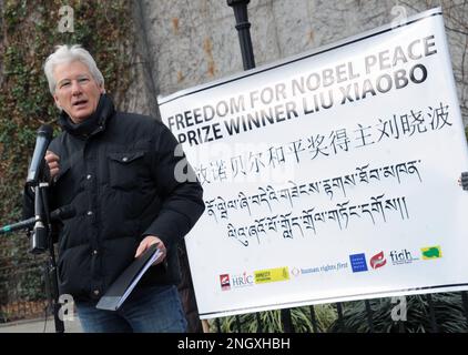 Manhattan, Vereinigte Staaten Von Amerika. 10. Dezember 2010. NEW YORK, NY - DEZEMBER 11: Richard Gere, Schauspieler und Menschenrechtsverfechter, schloss sich den Schülern für ein Freies Tibet, Menschenrechte in China (HRIC) und acht weiteren Nichtregierungsorganisationen an, um den Friedensnobelpreisträger Liu Xiaobo im Ralph Bunche Park, First Avenue und 43. Street zu ehren. Am 11. Dezember 2010 in New York City: Richard Gere Credit: Storms Media Group/Alamy Live News Stockfoto