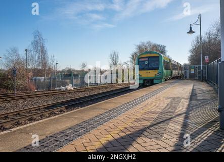 East Midlands Railway Regional Type British Rail Class 170 Turbostar Diesel Mehrzweckzug für Personenverkehr am Bahnhof Mansfield Woodhouse. Stockfoto