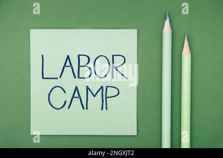 Schreiben mit Text Labor Camp. Geschäftsansatz eine Strafkolonie, in der Zwangsarbeit geleistet wird Stockfoto