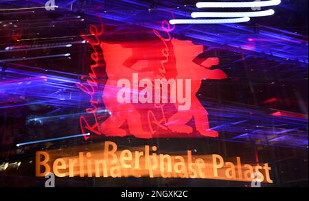 Berlin, Deutschland. 19. Februar 2023. Das Berlinale Logo am Berlinale Palast. Das Internationale Filmfestival 73. findet bis zum 26. Februar 2023 statt. Kredit: Jens Kalaene/dpa/Alamy Live News Stockfoto