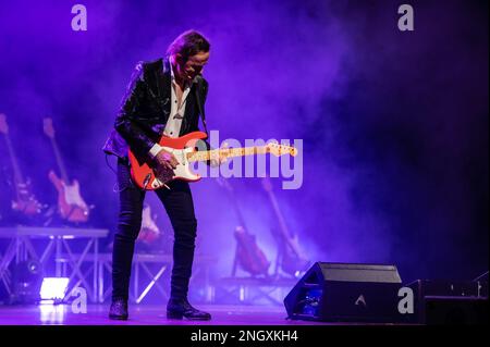 Bergamo, Italien. 18. Februar 2023. Dodi Battaglia während Dodi Battaglia, italienisches Sängerkonzert in Bergamo, Italien, Februar 18 2023 Kredit: Independent Photo Agency/Alamy Live News Stockfoto