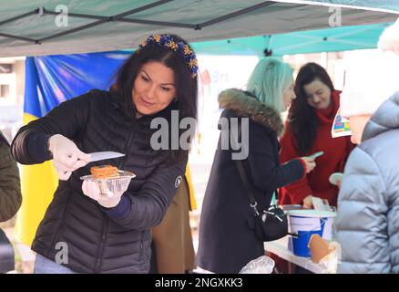 Chiswick Monatlicher Käsemarkt, diese Woche mit Einem Hauch von ukrainischer und ukrainischer Musik, da sich der einjährige Jahrestag des Beginns der russischen Invasion nähert. Es wurden Gelder zur Unterstützung der anhaltenden Krise aufgebracht, um die britische und ukrainische Hilfe und die erste-Hilfe-Ukraine im Westen Londons im Vereinigten Königreich zu unterstützen Stockfoto