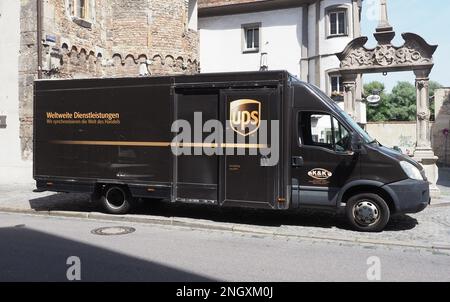 NÜRNBERG, DEUTSCHLAND - CA. JUNI 2022: UPS-Kurierwagen Stockfoto