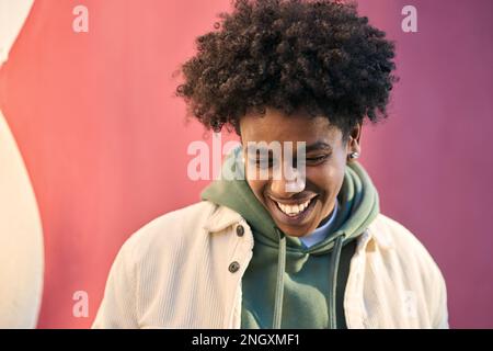 Junger, glücklicher afroamerikanischer Teenager, der draußen lacht, Porträt. Stockfoto