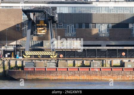 Walbrook Wharf Transport Container Dock an einem sonnigen Tag. Nach London Stockfoto