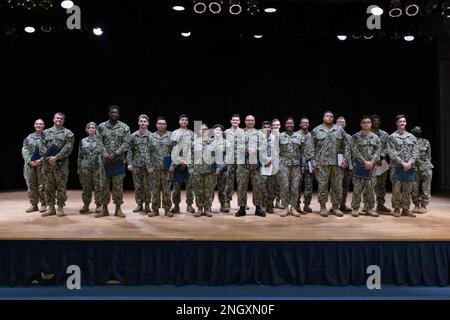 221130-N-ZA692-1074 MANAMA, Bahrain (30. November 2022) Seeleute aus den USA Marinestreitkräfte-Zentralkommando posieren für ein Gruppenfoto nach einer rasanten Zeremonie bei Naval Support Activity Bahrain am 30. November. Stockfoto