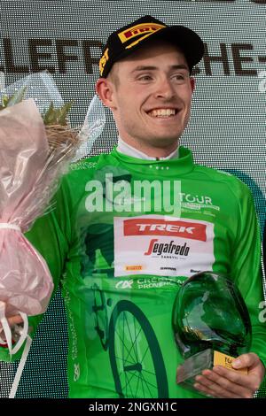 Mattias Skjelmose Jensen (Trek Segafredo-Team) auf dem Podium mit dem grünen Trikot bei der Tour du Var et des Alpes-maritimes in Vence. Die dritte und letzte Etappe der Tour du Var et des Alpes-maritimes (Tour 06-83) findet zwischen Villefranche-sur-mer und Vence statt. Der Gewinner der Bühne ist der französische Reiter Aurelien Paret-Peintre aus dem Ag2r-Citroen-Team vor Mattias Skjelmose Jensen (Trek Segafredo-Team) und Kevin Vauquelin (ARKEA Samsic-Team), der den dritten Platz belegte. Der französische Fahrer Kevin Vauquelin (Team ARKEA Samsic) gewinnt die Gesamtklassifikation der Tour du Var et des Alpes-Maritimes 2023 Stockfoto