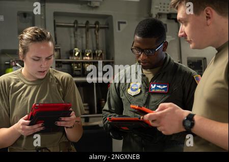 Loadmaster, die der 15. Luftaufzugsstaffel zugeteilt sind, führen Vorfluginspektionen an einem US-amerikanischen Flugplatz durch Air Force C-17 Globemaster III, Joint Base Charleston, South Carolina, 30. November 2022. Flugzeuge, die dem 437. Luftwaffenflügel zugeteilt wurden, verließen die Joint Base Charleston, um ein Training außerhalb der Station in den USA durchzuführen Das Northern Command und die USA Zuständigkeitsbereich des Kommandobereichs Indo-Pacific zur Verbesserung der globalen Reichweite und Bereitschaft. Stockfoto