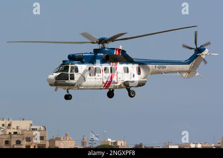 Ein Héli-Union Eurocopter ALS 332L1 Super Puma am internationalen Flughafen Malta. Héli-Union ist ein führender Anbieter von Hubschrauberdiensten, der 1961 in Frankreich gegründet wurde. Heli-Union bedient die Hubschrauberindustrie, indem sie weltweit führende Lösungen für militärische und zivile Organisationen bereitstellt. Der Eurocopter AS 332L1 Super Puma (oder Airbus Helicopters H215) ist ein zweiflügeliger, mittelgroßer Mehrzweckhubschrauber mit vier Flügeln, der ursprünglich vom französischen Luft- und Raumfahrtunternehmen Aérospatiale entwickelt und produziert wurde Stockfoto