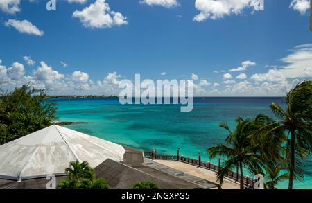 Maxwell Beach Barbados, türkisfarbenes Meer, weißer Sand und Palmen Stockfoto