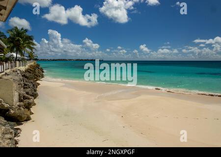 Maxwell Beach Barbados, türkisfarbenes Meer, weißer Sand und Palmen Stockfoto