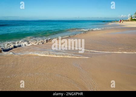 Maxwell Beach Barbados, türkisfarbenes Meer, weißer Sand und Palmen Stockfoto