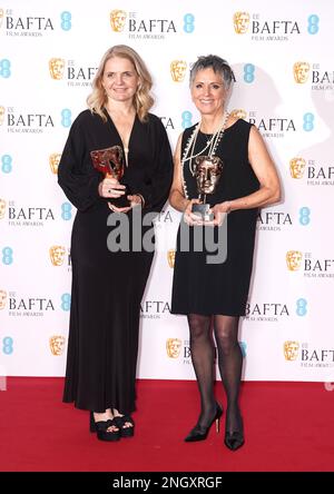 Nikki Barrett (links) und Denise Chamian posieren bei den British Academy Film Awards 76. in der Royal Festival Hall des Southbank Centre in London mit ihren Auszeichnungen für das beste Casting für den Jungen, den Maulwurf, den Fuchs und das Pferd. Foto: Sonntag, 19. Februar 2023. Stockfoto