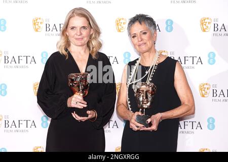 Nikki Barrett (links) und Denise Chamian posieren bei den British Academy Film Awards 76. in der Royal Festival Hall des Southbank Centre in London mit ihren Auszeichnungen für das beste Casting für den Jungen, den Maulwurf, den Fuchs und das Pferd. Foto: Sonntag, 19. Februar 2023. Stockfoto