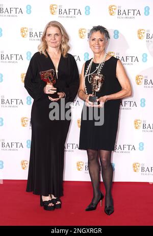 Nikki Barrett (links) und Denise Chamian posieren bei den British Academy Film Awards 76. in der Royal Festival Hall des Southbank Centre in London mit ihren Auszeichnungen für das beste Casting für den Jungen, den Maulwurf, den Fuchs und das Pferd. Foto: Sonntag, 19. Februar 2023. Stockfoto