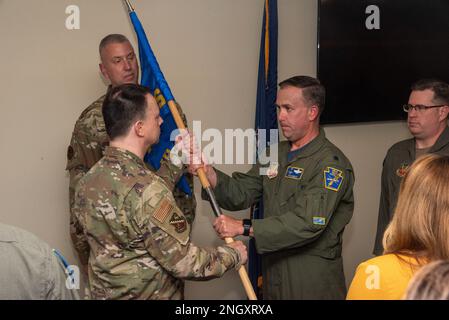 Pennsylvania Air National Guard LT. Col Pete Bigley, ehemaliger Befehlshaber der 103. Angriffsschwadron, übergibt das Kommando an PAANG-Oberst Deane Thomey, 111. Attack Wing Commander, während einer Zeremonie auf der Biddle Air National Guard Base in Horsham, Pennsylvania, am 30. November 2022. PAANG-Oberstleutnant Alex Van Zant übernahm das Kommando über die 103. ATKS, da Bigley im Laufe dieses Jahres in den Ruhestand gehen soll. Stockfoto