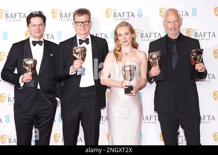 Pete Czernin (links), Graham Broadbent, Kerry Condon und Martin McDonagh (rechts) posieren mit ihren Auszeichnungen für die Banshees of Inisherin im Pressesaal bei den British Academy Film Awards 76. in der Royal Festival Hall des Southbank Centre in London. Foto: Sonntag, 19. Februar 2023. Stockfoto