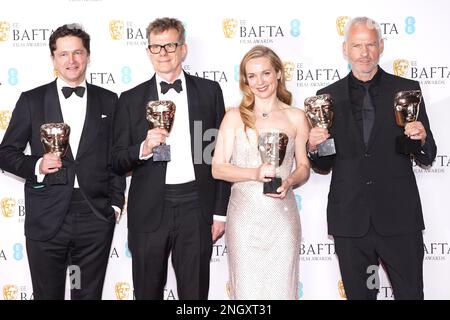 Pete Czernin (links), Graham Broadbent, Kerry Condon und Martin McDonagh (rechts) posieren mit ihren Auszeichnungen für die Banshees of Inisherin im Pressesaal bei den British Academy Film Awards 76. in der Royal Festival Hall des Southbank Centre in London. Foto: Sonntag, 19. Februar 2023. Stockfoto