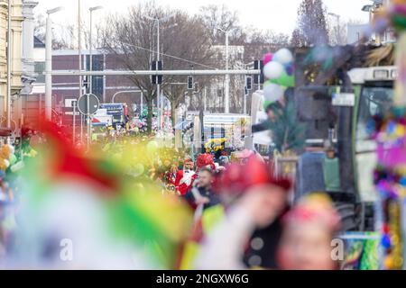 Cottbus, Deutschland. 19. Februar 2023. Am Rande der Cottbus-Karnevalsparade „Zug der fröhlichen Leute“ stehen Zuschauer. Mehr als 3000 Teilnehmer präsentieren fast 60 Bilder aus der Region, aus Berlin und aus Sachsen ab 13:11. Tausende von Besuchern beobachten die größte Karnevalsprozession in Ostdeutschland vom Straßenrand aus. Kredit: Frank Hammerschmidt//Frank Hammerschmidt/dpa/Alamy Live News Stockfoto