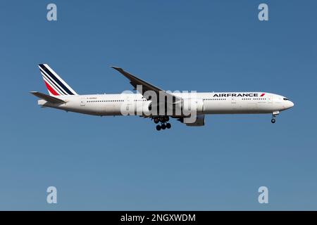 Montreal, Kanada. 20. Mai 2022. Eine Air France Boeing 777-300ER landet am Montreal Trudeau Flughafen. Air Franc ist die französische Fluggesellschaft mit Sitz in Tremblay-en-France (Flughafen Charles de Gaulle). Sie ist eine Tochtergesellschaft der „KLM Group“ von Air France und Gründungsmitglied der globalen Allianz SkyTeam Airlines. (Credit Image: © Fabrizio Gandolfo/SOPA Images via ZUMA Press Wire) NUR REDAKTIONELLE VERWENDUNG! Nicht für den kommerziellen GEBRAUCH! Stockfoto